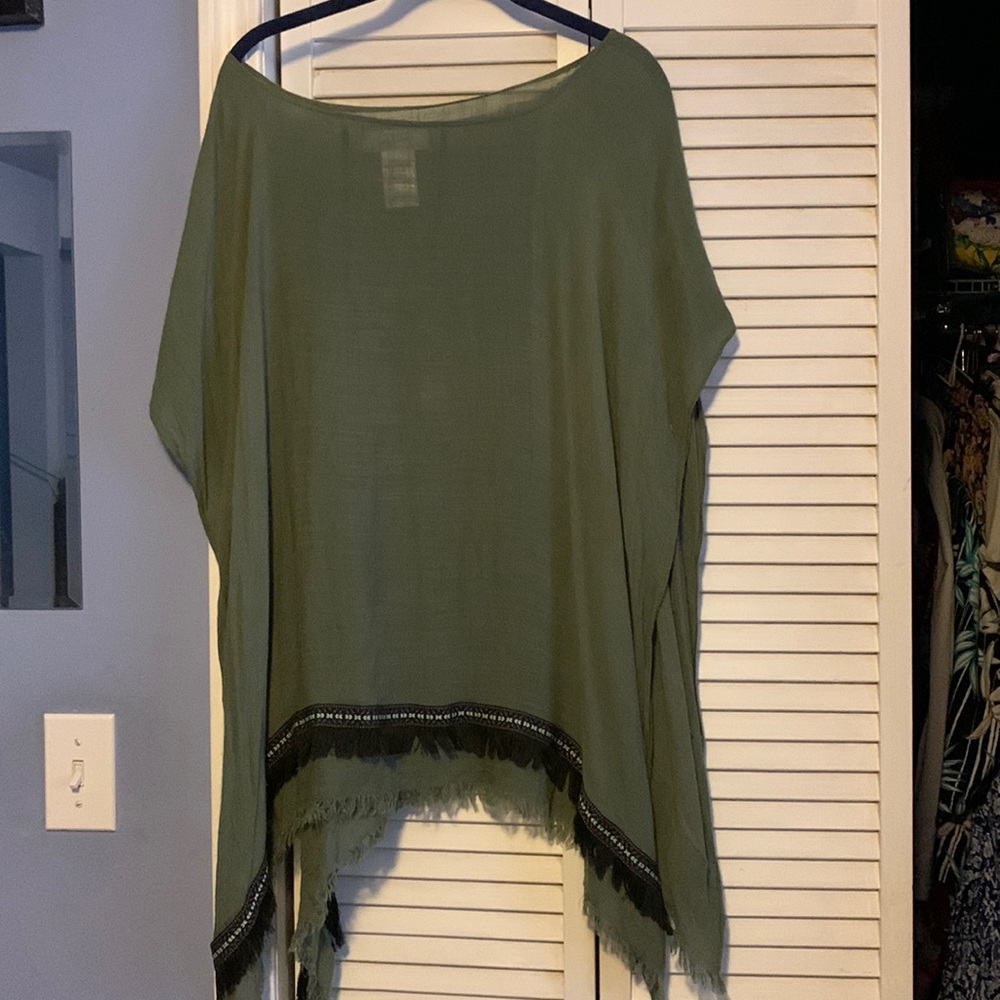 🍒 4/$15 Libby Edelman - Olive green Poncho with border